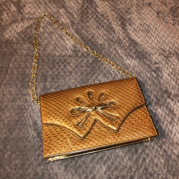 Bellini Handbags - Goldtone Bellini Purse B11